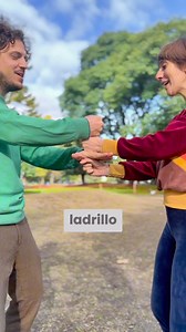 LA TORRE de Pim Pau en versión 2.0 ✊🏼 Gran desafío para hacer en grupo. Tutorial fácil y divertido. Actividad musical de manos con dos niveles de dificultad. Ayuda a impulsar el desarrollo cognitivo al trabajar la coordinación, la memoria, el ritmo y la atención mediante su desafío motor. | PIM PAU