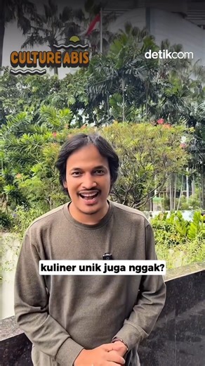 Jepang memang terkenal dengan kuliner uniknya. Salah satunya Shirouo no Odorigui, alias “makan ikan kecil hidup-hidup”. Hidangan khas ini identik dengan perayaan datangnya musim semi di Jepang. Menariknya, dari sisi praktis ada alasan di balik kebiasaan ini. Ikan ice goby cepat sekali membusuk setelah mati, jadi memakannya hidup-hidup justru dianggap lebih segar. Editor: Ismail Host: Dio #detikcom #mediasosial #tradisi #cultureabis #Jepang #musimsemi #ShirouonoOdorigui | detikcom