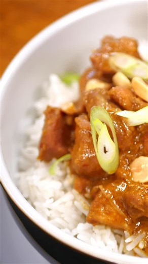 This Thai peanut chicken is slow-cooked to perfection. Creamy, spicy and packed with flavour. Just throw everything in, let it simmer, and enjoy a dinner that tastes like you spent hours in the kitchen! #slowcooker #crockpot #comfortfood #easymeal | Slow Cooking Perfected