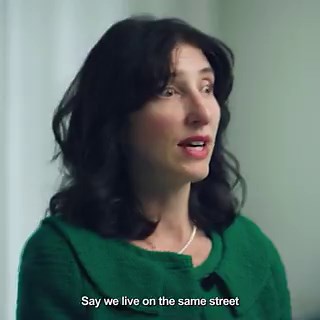 重磅！@Solana_zhSolana官宣重锤：Powerledger_io创始人Jemma Green亲口认证——“Ethereum只能处理10-15 TPS，Solana却能跑到5万+，费用低到离谱，还超级节能！这差距简直night and day！”@Powerledger_io  官方秒回：“The rails matter as much as the vision. This is why we build on Solana.”@POWR_X 也直接表白：“Solana is home ”Powerledger到底啥来头？全球最早做区块链+真实能源交易的硬核项目！核心产品TraceX（碳信用追踪）+ XGrid（本地P2P能源市场），让每家屋顶太阳能、电动车充电桩、多余电量都能实时上链交易，每度电（kWh）都被追踪、买卖、环保认证。这可是DePIN+RWA的教科书级落地，目标把传统电网干成去中心化实时市场！为啥全押Solana？能源交易要的就是“高频、小额、实时”——社区几百户同时交易，每秒可能上千笔微支付。Eth主网根本扛不住：排队+高gas费，一笔几分钱的电费交易可能