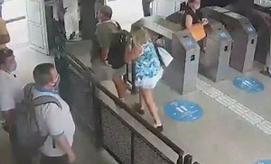 VIDEO.- Manoseó a una mujer en el tren, lo vieron por las cámaras de seguridad y fue detenido