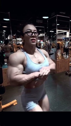 Insane Female Muscle Flexing - Real Life She-Hulk?