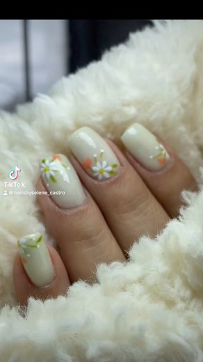 Hermoso color verde pastel con uñas florecitas pintadas a mano alzada, perfectas para esta temporada 🌼 | MUNDO NAIL by Selene Castro
