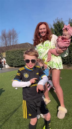 Gigi clapping & smiling 😍