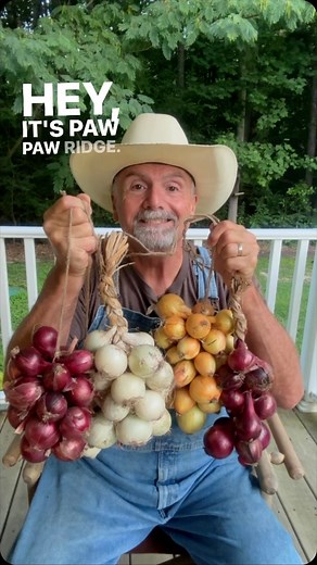 Braided Onions for long term storage! #garden #gardening #gardentips #homestead #homesteading #homesteadlife #farm #farming #farmlife #foodie #farmtotable #permaculture #vegetables | PawPaw Ridge Homestead