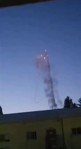 🇱🇧 Iron Dome malfunction during a Hezbollah launch on Kiryat Shmona in northern occupied Palestine. 🤣🤣🤣🤣🤣