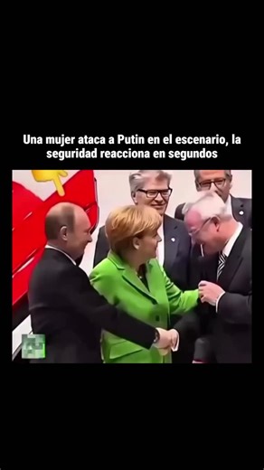 Mundo Tecnologia | En 2013, en un acto con Vladimir Putin y Angela Merkel durante una transmisión en vivo, se armó el caos: dos activistas de FEMEN... | Instagram