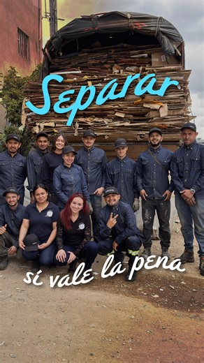 🤔 El mayor mito de la separación de residuos es que "no importa porque todo termina revuelto al final". Pero sí importa: Cuando desechamos nuestros residuos, debemos tomarnos un tiempo para pensar lo que pasa con ellos. No solamente si son reciclables o no, sino de qué manera mis residuos pueden afectar al sistema de reciclaje y a quienes lo componen. Hablamos con algunos de los recicladores que aportan a la circularidad de las ciudades de Colombia. ¿Ustedes qué les preguntarían? #ParaYSepara p