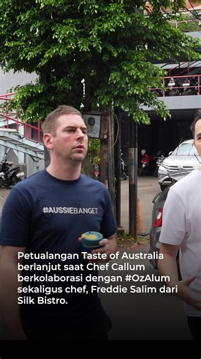 Jalan-jalan di pasar, bahan-bahan segar, dan kolaborasi chef! 🥬🍅 🛒 Chef Callum bekerja sama dengan Chef Freddie Salim untuk memasak sesuatu yang istimewa. Taste of Australia menyatukan cita rasa dari Australia dan Indonesia. 👨🏻‍🍳 ♨ --- Market stroll, fresh ingredients, and a chef collab!🥬🍅 🛒 Chef Callum teams up with Chef Freddie Salim to cook something special. Taste of Australia unites flavours from Australia and Indonesia. 👨🏻‍🍳 ♨ | Australian Embassy - Jakarta, Indonesia