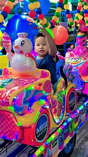 🚙🚘🐧I'm riding a cool and fun Hello Kitty car ride!!!