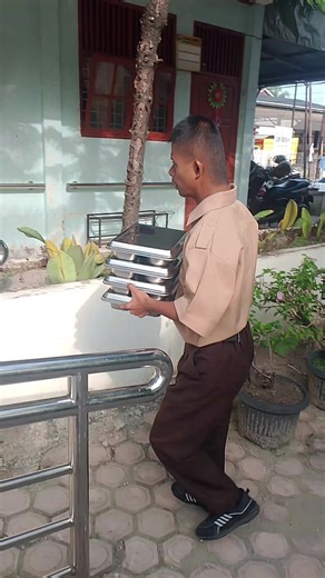 Bahagianya Anak SLB Terima Program MBG Bapak Presiden