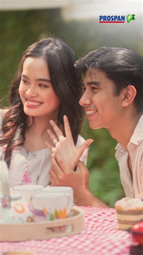 Ada momen yang nggak butuh kata-kata, hanya senyum dan air mata bahagia Ketika yang lama dijaga, akhirnya tiba di depan mata. Karena bahagia paling tulus, datang tanpa jeda 💚 . . . #prospan #prospanindonesia #momentanpajeda #saynotocough #obatbatukherbal