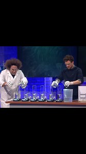 592K views · 2.5K reactions | Wenn du versuchst, deine Stimmung am Montagmorgen mit Chemie zu spiegeln: Montagmorgen vs. Freitagabend! 離 #KonradStöckel #Experimente #Wissenschaft #Stimmung #LukeDieSchuleUndIch | Konrad Stöckel | Facebook