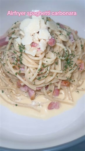 Airfryer spaghetti carbonara 🩷 Bacon lardons Spaghetti 2 eggs Double cream 1 tbs garlic Handful of grated cheese Salt and pepper Cook your bacon lardons with 1 tbs of garlic in the airfryer and cook your pasta on the stove then when the bacons cooked add your cheese, cream, 2 eggs, splash of pasta water and salt and pepper and then whisk to create your sauce then add in your spaghetti and keep twisting until covered then done 🥰 #spaghetticarbonara #carbonara #spaghetti #pasta #pastalovers #pas