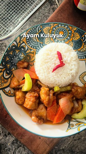Membalas @una ✨Ayam Kuluyuk✨ - 300gr Ayam Filet, potong kotak - 1 buah wortel - 3 sdm minyak ( sisa menggoreng ayam) - 1 buah bawang bombay - 3 siung bawang putih (geprek) - 200ml air - 2 buah timun (tanpa biji) - 2 buah cabe merah keriting - 1/2 sdt lada bubuk - 1 sdt minyak wijen (opsional) - Kaldu bubuk sesuai selera Marinasi Ayam - 1 siung bawang putih (haluskan) - 1 sdm kecap asin - 2 sdm tepung tapioka Saus - 3 sdm saus tomat - 1/2 - 1 sdm cuka (sesuaikan selera) - 1 1/2 sdm gula #ayamkulu