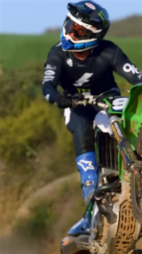 Watch as this daring rider fearlessly descends a steep, sandy hill on their dirt bike! The skill and precision are amazing to watch. This is what freedom looks like! #DirtBike #Motorcycle #ExtremeSports #OffRoad #SandRiding | Motocross Qc
