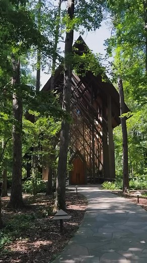 The Anthony Chapel at Garvan Woodland Gardens in Hot Springs, Arkansas, is a stunning glass and wood chapel designed by Maurice Jennings and David McKee. Completed in 2006, it features 57-foot ceilings, floor-to-ceiling glass walls, and a natural setting that seamlessly blends architecture with nature. Popular for weddings, it offers a serene, picturesque experience.💒 🎥 via @architectreels @interior_home_design1 #chapel #design #glass #wedding #interiordesign #travel #architecture #arkansas | 