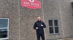 ***🔥 Lagersalg Konkurrence 🔥*** Vi smider 5 x 4 kg MrBeef Spareribs på højkant 🎯 Sådan deltager du i konkurrencen. ✔ LIKE dette opslag 👍 ✔ SKRIV ( MrBeef ) i kommentarfeltet 👇 Tilmeld Lagersalg d. 25/10 kl. 10:00-13:00 https://fb.me/e/aaqzMrqIU OBS: Til alle jer som er forhindret i at komme på selve dagen, i skal naturligvis også have muligheden 💯 Derfor kan de mange af vores TILBUD også købes online hele weekenden og lagersalget kører frem til søndag kl. 23:59 😍 Lagersalget: d. 25/10 kl.