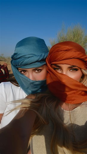 Kalli Locklear on Instagram: "Heatstroke, but make it fashion 🏜️🌵 #travelbesties #dubaidesertsafari"