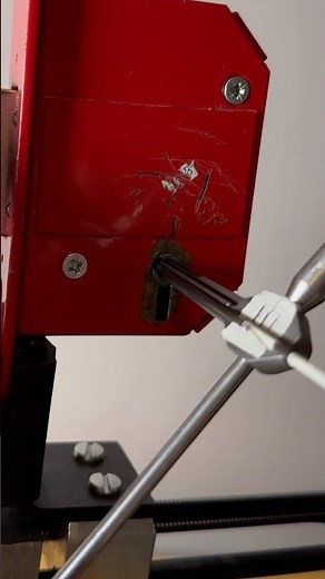 Picking open an ERA Fortress British Standard 5-lever mortice deadlock - #locksmith #lockpicking