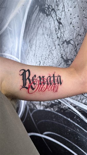 Toto Garofalo on Instagram: "Fine Line & Lettering ✨ Cuando las letras se fusionan con la línea fina, obtenemos increíbles resultados. Decidí crear una letra Fraktur, y darle peso con el relleno en negro (Renata) , enlazada a la misma un Lettering chicano Script para el segundo nombre en color rojo (Olivia) Acá dejo el proceso de este trabajo y el resultado final para mi hermano Tomi. 🙌🏼Gracias por elegirme para este trabajo y por la libertad que me dejaste a la hora de crear esta pieza que se
