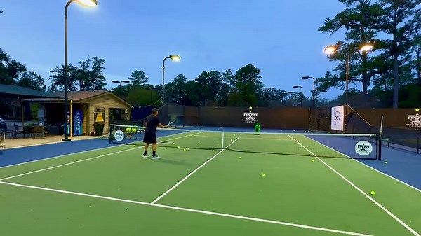 Tennis volley technique How to hit a volley 3 common volley mistakes - tennis tips - Fix it now Watching a lot of tennis & having watched many league matches there are some common mistakes players do at recreational level. One of the things that repeats itself are the forehand grip volleys. Great for high balls, but hurt you on medium and low balls. The lateral volley step: If you don’t cut the angles of the balls that are being hit to you you will not be successful in singles and doubles. The w