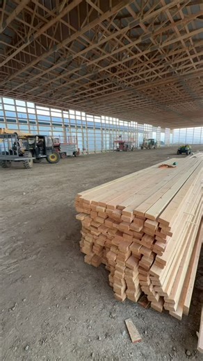 Strapping up the ceiling that never seems to end 😂 This 64x332x20 strip mall is coming along! We’ll be on to closing in the exterior next week and our scope of work for this build will come to a close! #CinchCarpentry #QualityOverQuantity #PostFrame #Framing #Ceiling #Strapping #Interior #Carpentry #Lumber #Telehandler #Equipment #Platform #Alberta | Cinch Carpentry