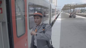 Vous avez probablement déjà vécu cette situation : vous ne pouvez plus embarquer, alors qu'une porte du train est encore ouverte. Comme le train peut partir à tout moment, cela peut être dangereux ! Cette dernière porte ouverte est une réelle source de confusion. C’est pourquoi nous adaptons la procédure de départ à partir du 10 juin afin d’améliorer la sécurité des voyageurs et des accompagnateurs de train. | SNCB