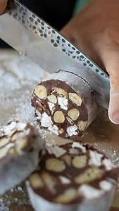 Tu aimes les recettes simples, bluffantes et ultra gourmandes ? Tu es clairement au bon endroit 👋 (J’en partage chaque semaine ici — follow @hervecuisine pour ne rien rater jusqu’à Noël 🎄) Le saucisson au chocolat, c’est un grand classique trompe-l’œil que j’adore : hyper facile à faire, réaliste, et toujours un carton sur la table des fêtes. Tu l’as déjà testé ? 👀 Il te faut : • 200 g de chocolat pâtissier (noir 60–70 %) • 100 g de biscuits sablés • 40 g de beurre • 1 œuf ou 2 c. à soupe de 