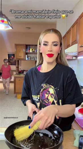 Le hablé solo en inglés y su reacción fue TODO 😂 #mami #hija #broma #humor #familia