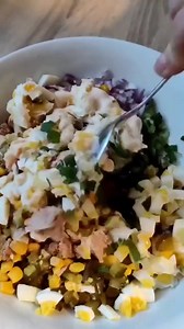 Przepyszna 😋😋😋 Sałatka z tuńczykiem Tuńczyk w sosie własnym, kawałki 170 g, 2 - 3 ogórki konserwowe lub kiszone, 3 jajka ugotowane na twardo, kukurydza konserwowa 85 g, ok 3 łyżki drobno pokrojonego szczypiorku, 1/2 małej cebuli czerwonej, łyżeczka dowolnej musztardy, 2 pełne łyżki majonezu, sól, pieprz Do odsączonego z zalewy tuńczyka, drobno pokrojonej cebuli i szczypiorku. Dodałam pokrojone jajka i ogórki. Wsypałam kukurydzę oraz sól i pieprz do smaku. Wymieszałam z majonezem i musztardą. 