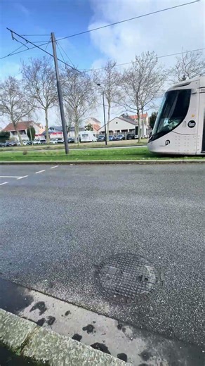 Passage d’un Citadis 302 #railwaycontent #lia #automobile #railway