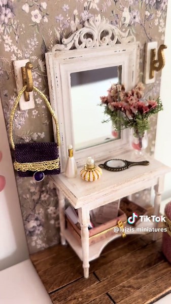 Elkészült a romantikus hangulatú, antik fésülködő asztalkám!☺️🎀👛 Saját tervezésű, kézzel készített.🤗 Oldalamon saját tervezésű, vegyes technikával készült miniatűrjeimet, diorámáimat ismerheted meg. A felhasznált alapanyagok, technikák tárháza végeláthatatlan. Préselt fa megmunkálása, decoupage technika, zsugorka, üvegfestés, antikolás, tárgyak, növények létrehozása égethető gyurmából, bútorok előállítása fából, textilből, újrahasznosított anyagok életrekeltése a legkülönbözőbb módokon.☺️ 💌A