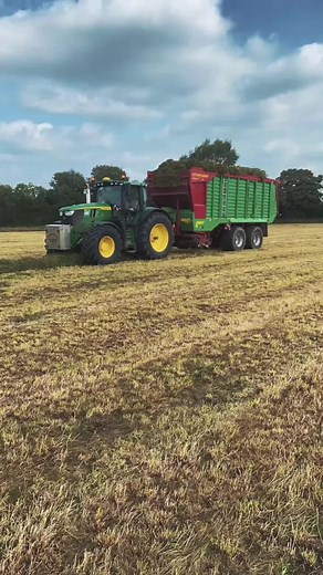 Fear the deer’s 🍀🚜🌾#fentonagri #johndeere #strautmann #fyp #redrocktanker #slurrypump #mastek