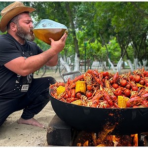I Cooked Live Crayfish in a Cauldron over a Fire! | Fast Cooking