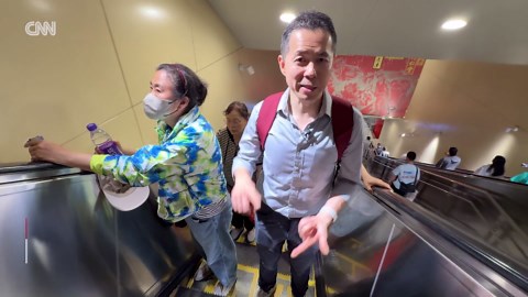 China takes a ‘stand’ on escalator etiquette