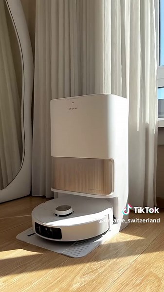 Putzen kann Spaß machen – mit dem richtigen Helfer. 🧼🤖 Lernen Sie den Dreame L40s Pro Ultra kennen, Ihren intelligenten Reinigungshelfer, der wirklich alles erledigt: ✨ 7.000 Pa Saugkraft – Verabschieden Sie sich von hartnäckigem Staub. 🌀 Automatischer Mopp-Lift – Wechselt nahtlos von Hartböden zu Teppichen. 📍 Fortschrittliche KI-Navigation – Weiß, wo es langgeht (und wo nicht). 🧠 Vollautomatische Basisstation – Reinigt, trocknet und füllt nach – ganz von selbst. Kein Stress, keine Unordnun