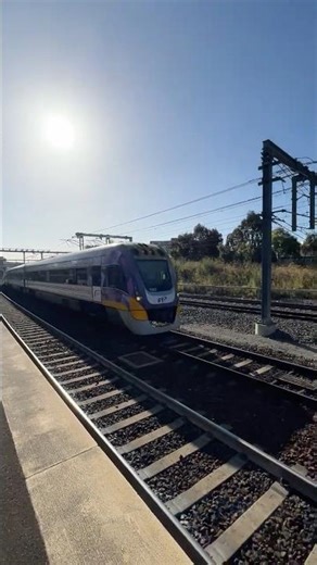 V/Line VL53 & VL08 Arriving at Footscray Station from Wendouree to Melbourne - Low Note Horn Show