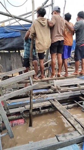 181K views · 1.1K reactions | How do we work looking for gold in a big swamp with mining rafts..??? #howto #How #wednesday #monday #borneo #workout #mining #miners #trendingreels #fb | Iskandar Lelek | Facebook