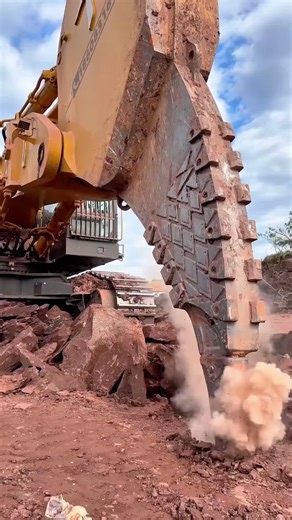 Powerful Excavator Breaks Rock Like Tofu Without Hydraulics