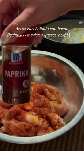 Arroz encebollado con bacon y pechugas en salsa Alfredo 4 quesos y espinaca 🌱 #cookingathome #sazonadaboricua #momlifebelike