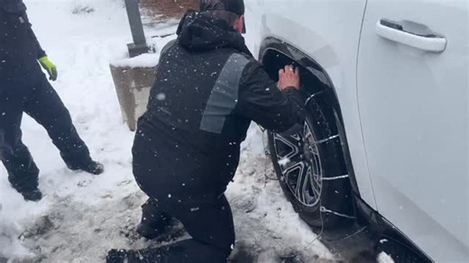 Snow in the forecast? Let's chain up! CalTrans will have chain restrictions in place on I 80 to aid traction, and in general, they just help. @weatherchannel is live in Truckee on the High Sierra snow DUMP ❄️ | Justin Michaels
