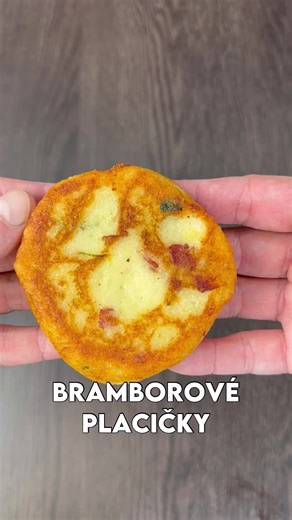 Bramborové placičky ❤️ Bramborové přílohy máme rádi a když jsou smažené, tak je to ještě lepší 🙂 Proto musíte zkusit i tyto placičky ❤️ Recept (3 porce): 500 g brambor 100 g slaniny 1 jarní cibulka 25 g másla 2 lžičky sušeného česneku 1 vejce 150 g - 200 g polohrubé mouky Sůl Pepř Olej na smažení Postup: 1. Brambory oloupeme, nakrájíme na kostičky a uvaříme v osolené vodě doměkka. 2. Mezitím nakrájíme slaninu na kostičky a na troše oleje ji opékáme dozlatova. 3. Jarní cibulku nakrájíme na jemno