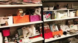 Primer día de trabajo del año. Muchas tareas para hoy. Entre ellas, ordenar mi scraproom para que deje de ser una leonera. Algún consejo? Me ayudas? Feliz día 2 de 2018 #leonera #scraproom #organizacion #objetivos #maraki #marakiscrap #scrap | MarakiScrap