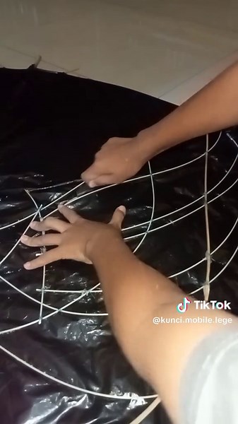 Proses Membuat Layangan Ram Raman Jibek yang Menarik