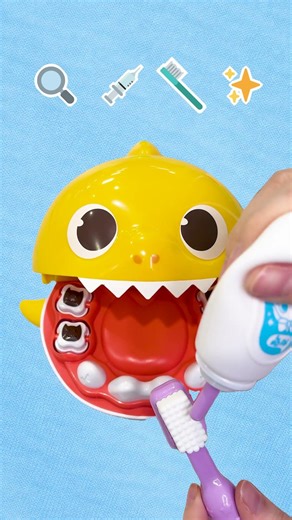 Brush, brush Baby Shark’s teeth! #hospitalplay
