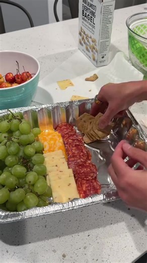 Quick snacks on the go 燎 Perfect for summer! #summersnack #snacktray #foodtok #healthyfood #snacktime #easyfood | Madelyn Eats | Facebook