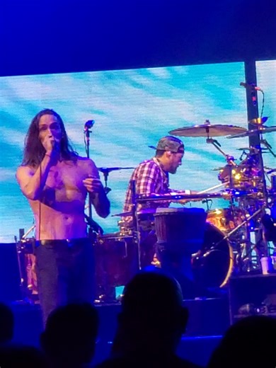 Live performance of Incubus performing Warning in NYC at Radio City Music Hall (2019). One of the biggest sing-along moments of the night — great crowd energy and a powerful performance in an iconic venue. Filmed live from the audience. #incubus #RadioCityMusicHall #brandonboyd #warning #nycconcerts