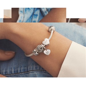 Tell your story with an engraving! Add a name, date or symbol to create jewelry that is personal to you. Available in select stores. #EngraveYourPandora Find your local store: go.pandora.net/3FXXWC0 | Pandora