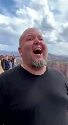 The most intense glass bridge moment ever caught 😱💥 #GrandCanyon #Extreme #Scary